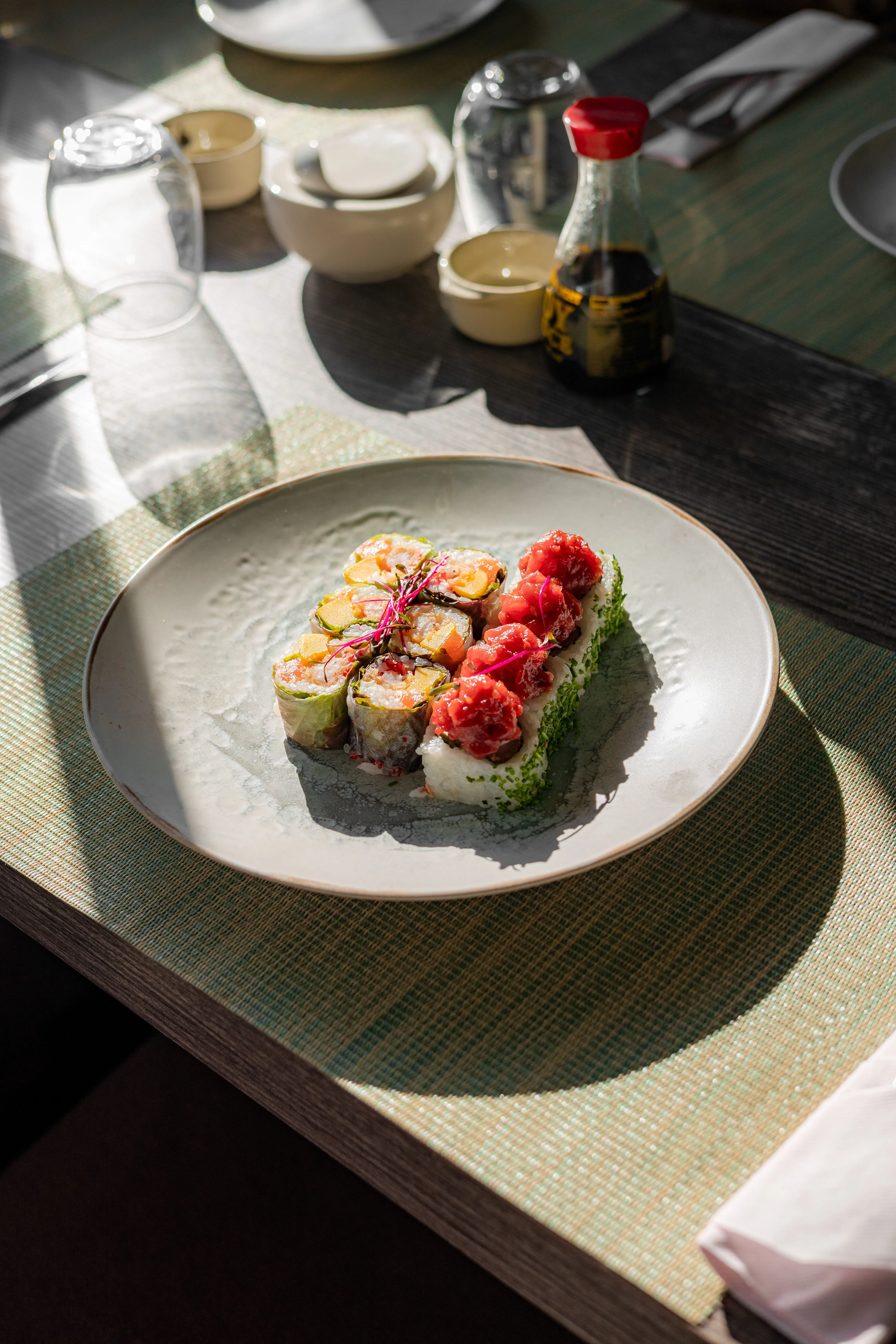 Detalle de preparación de maki rolls artesanales