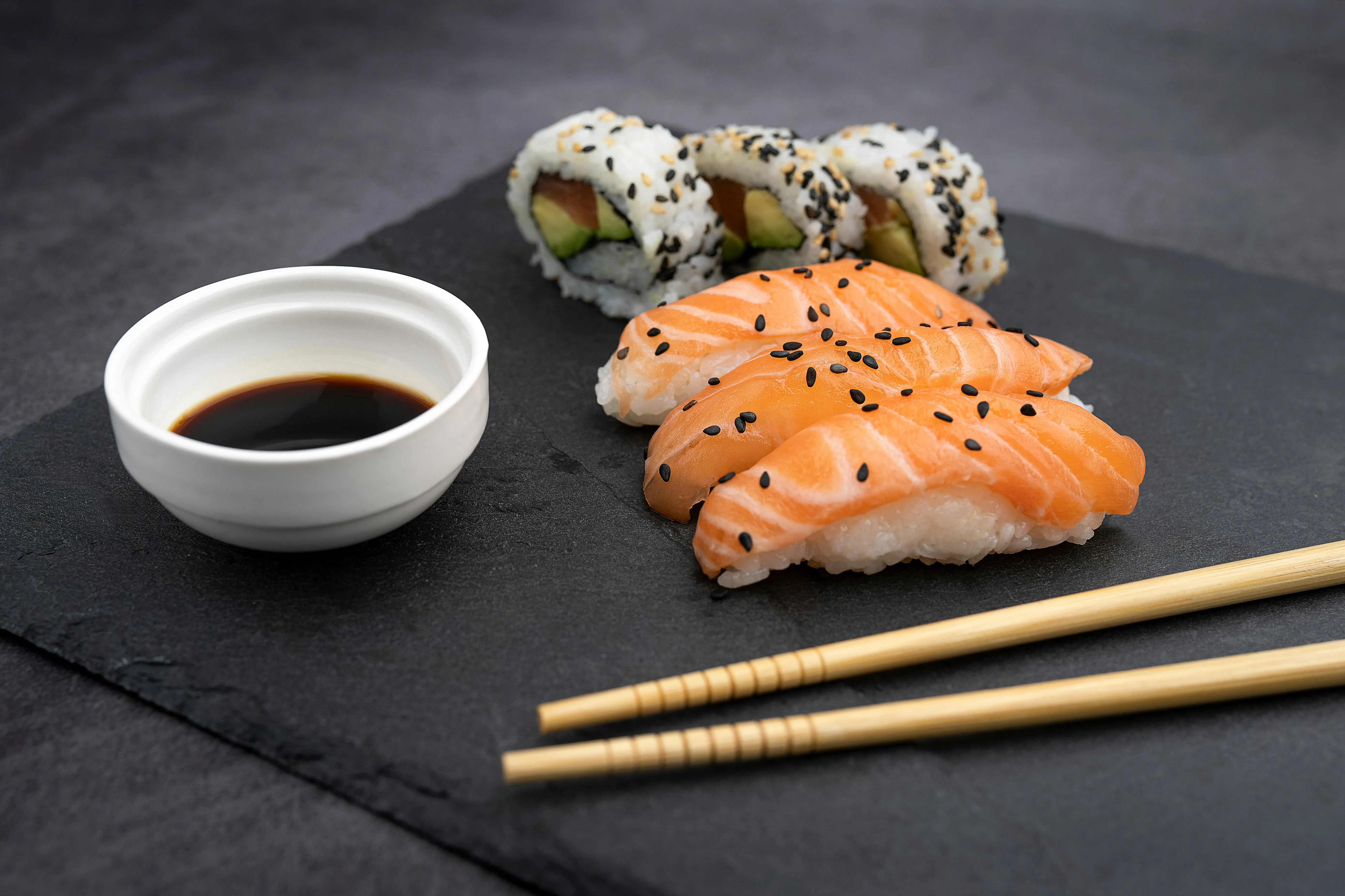 Nigiri de atún premium presentado sobre tabla de madera oscura