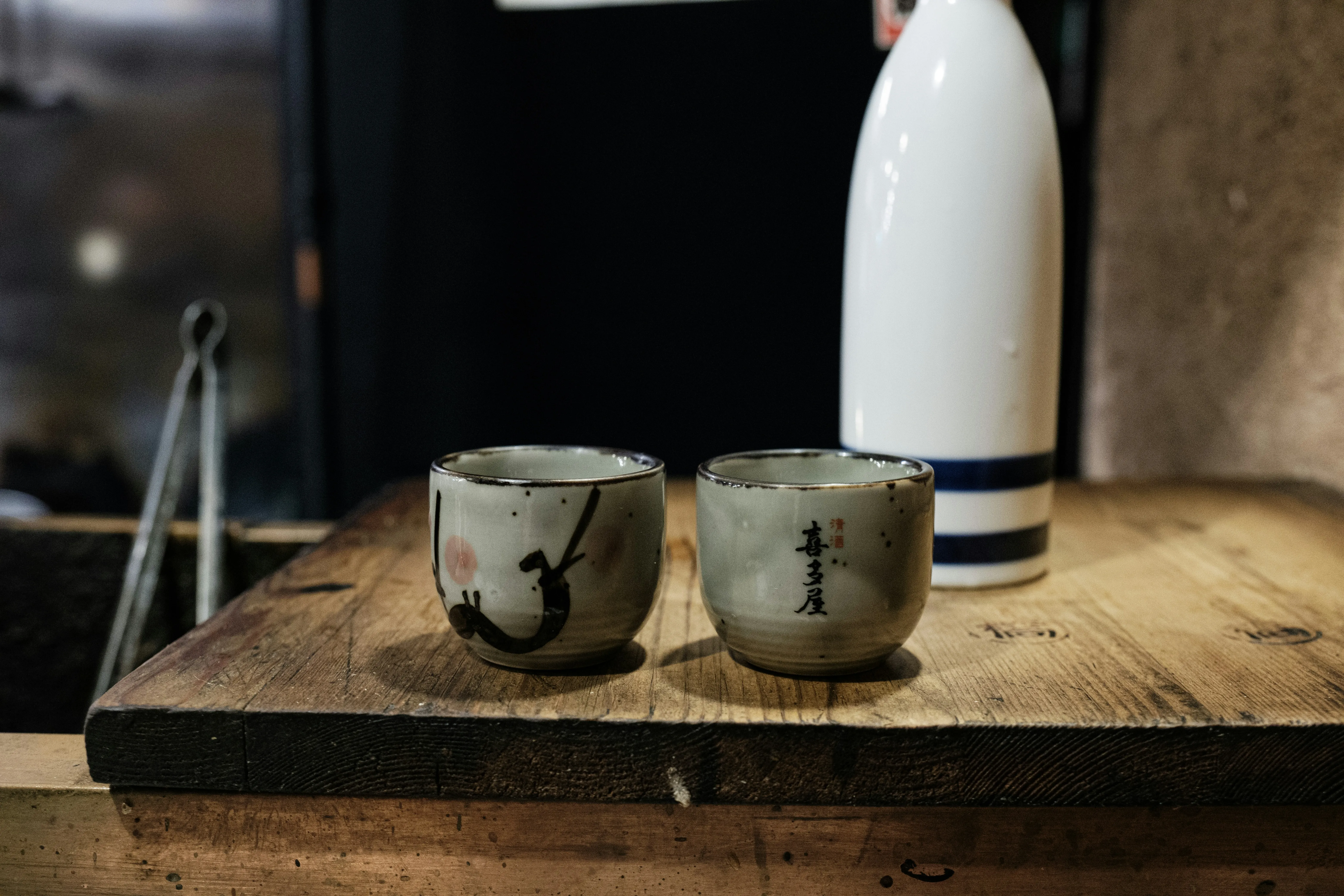Copa de sake premium servida en la mesa