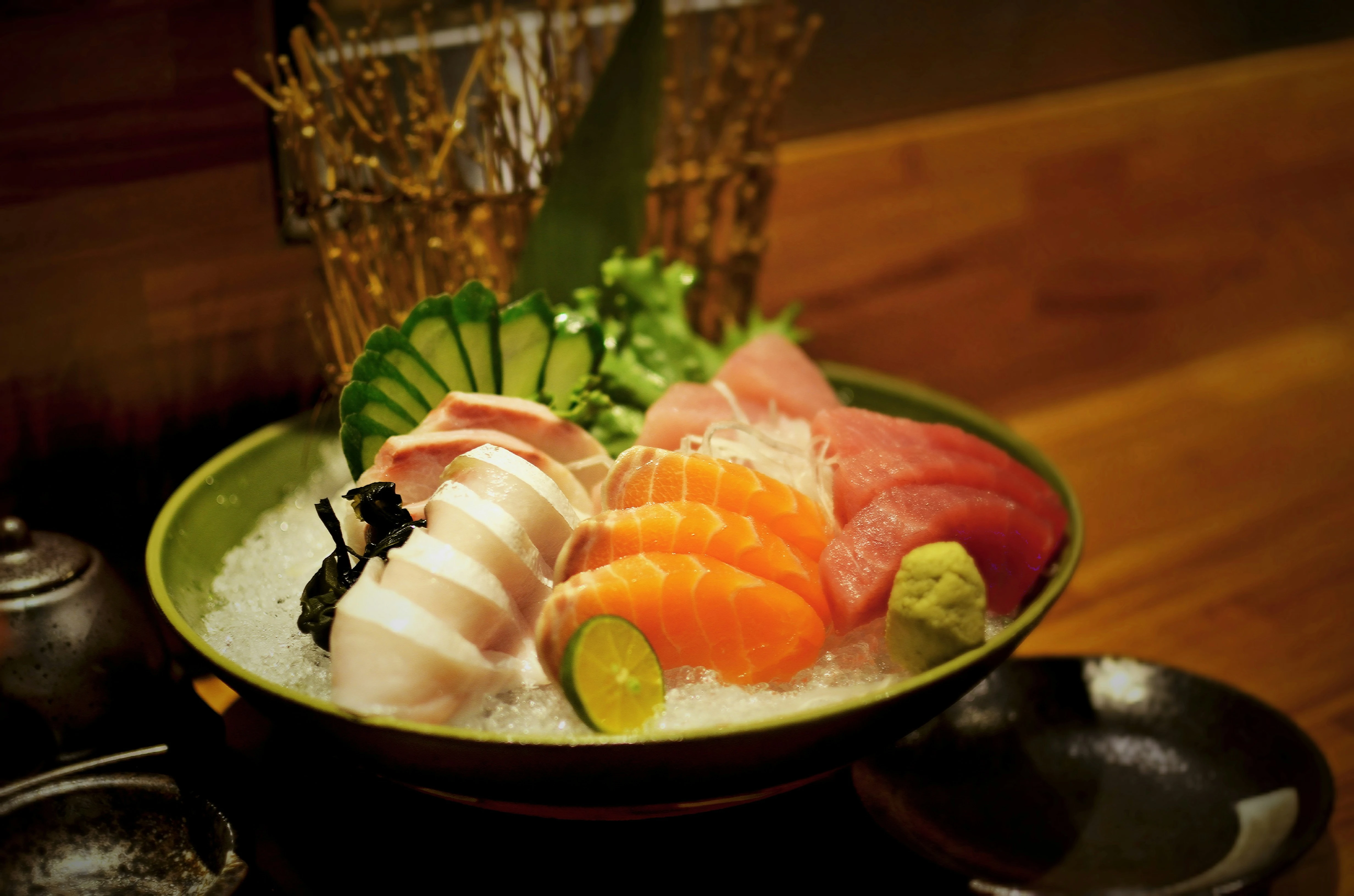 Presentación artística de sashimi en hielo